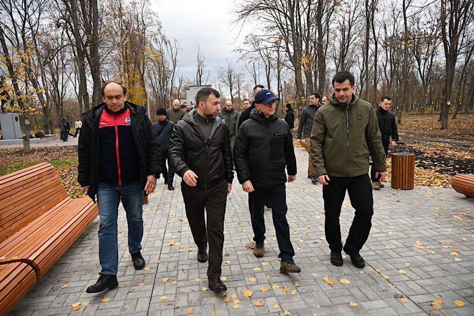 Глава ДНР, секретарь Донецкого регионального отделения Единой России Денис Пушилин вместе с первым заместителем руководителя Администрации Президента Сергеем Кириенко посетили центр единоборств в Волновахе Глава ДНР, секретарь Донецкого регионального отделения Единой России Денис Пушилин вместе с первым заместителем руководителя Администрации Президента Сергеем Кириенко посетили центр единоборств в Волновахе