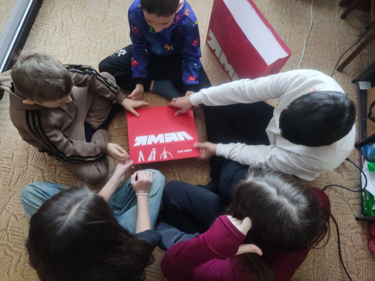 Наши волшебники из Волновахи уже вручают подарки победительнице розыгрыша Ольге Геннадьевне Тарасенко #ямалрядом Наши волшебники из Волновахи уже вручают подарки победительнице розыгрыша Ольге Геннадьевне Тарасенко #ямалрядом