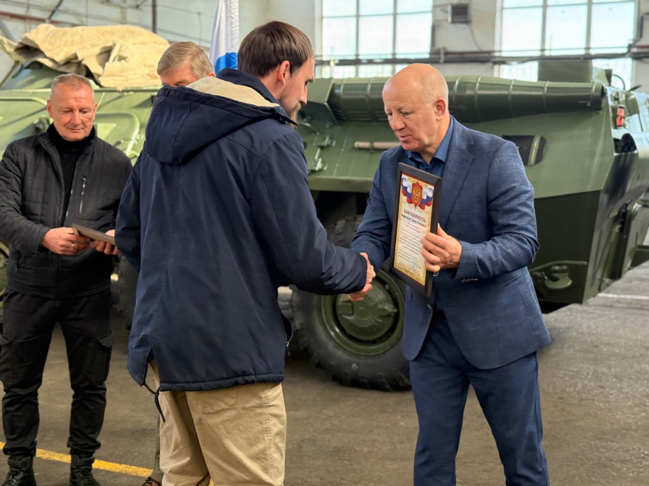 Руководитель Представительства Санкт-Петербурга в Мариуполе Олег Моргун вручил благодарственные письма специалистам из Северной столицы Руководитель Представительства Санкт-Петербурга в Мариуполе Олег Моргун вручил благодарственные письма специалистам из Северной столицы