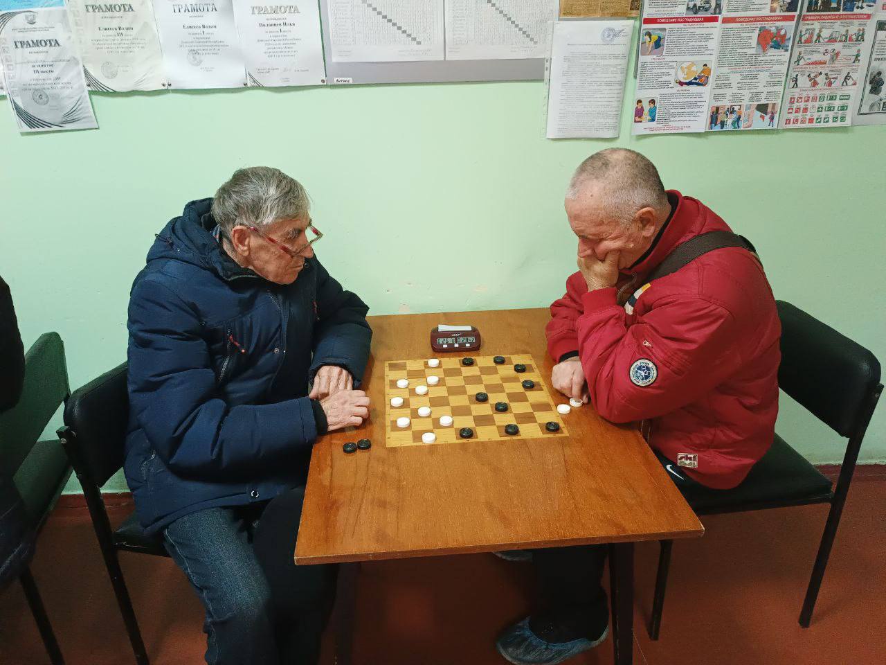 С 2 по 3 ноября в ШШК «Интеллект» проходило Личное первенство города Харцызска по шашкам, посвященном Дню Народного Единства С 2 по 3 ноября в ШШК «Интеллект» проходило Личное первенство города Харцызска по шашкам, посвященном Дню Народного Единства