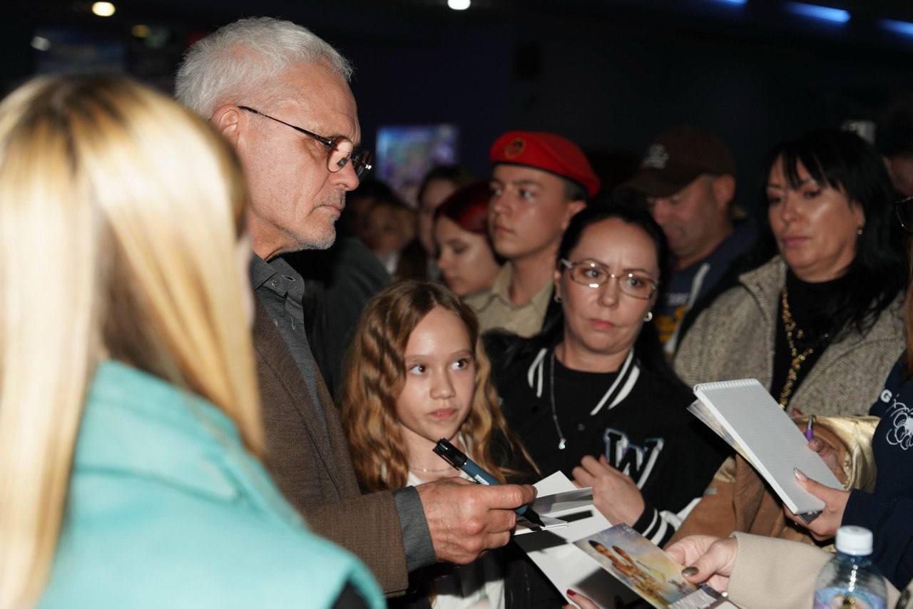 Соединяет берега паромщик. Съёмочная группа во главе с режиссёром Фёдором Поповым и актёром Александром Обласовым презентовала в Мариуполе фильм «Паромщик»