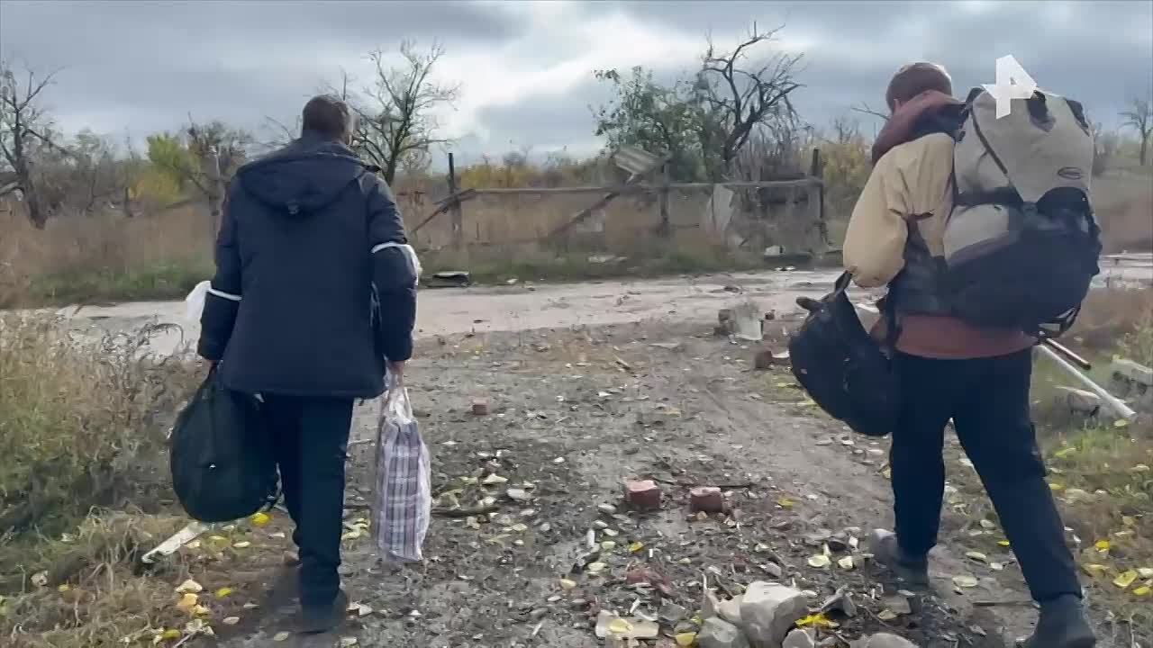 Кадры эвакуации мирных жителей Красноармейска в ДНР в тыловые районы опубликовало Минобороны России