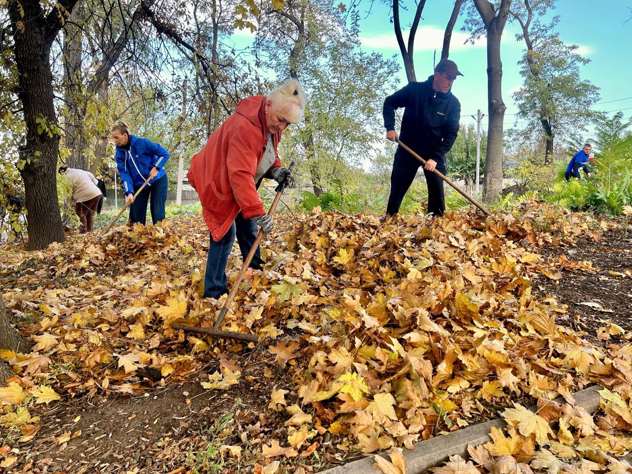 Семейный субботник в рамках акции "Россия - семья семей!" Семейный субботник в рамках акции "Россия - семья семей!"