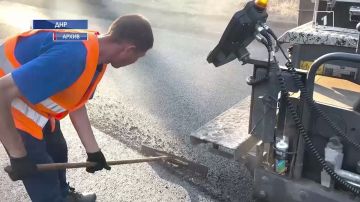 Александр Бондаренко: Работают и днём, и ночью ради Республики! Глава ДНР поздравил дорожников