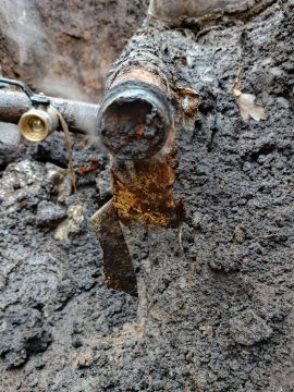 К Председателю Торезского городского совета Александру Казмерчуку на приёме в Общественной приёмной Партии "Единая Россия" поступило обращение жительницы города Тореза по вопросу оказания помощи в замене участка трубы...