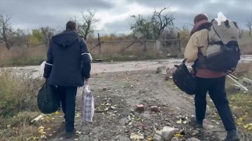 Кадры эвакуации мирных жителей Красноармейска в ДНР в тыловые районы опубликовало Минобороны России