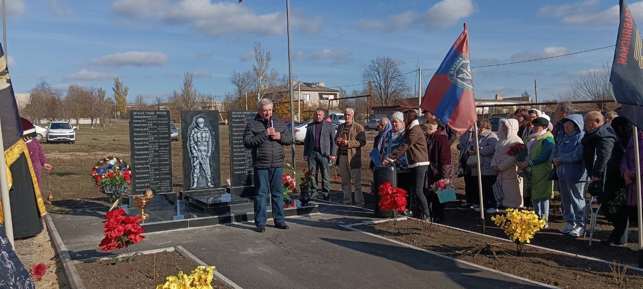 В Коммунаровке открыли мемориал погибшим участникам СВО В Коммунаровке открыли мемориал погибшим участникам СВО