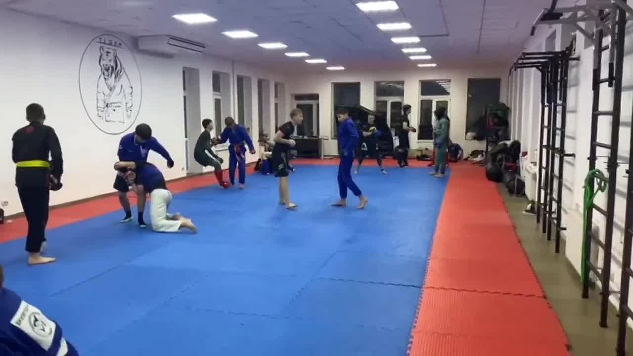 Евгений Ширшов: Приближается чемпионат и первенство мира по джиу-джитсу, которые в этом году примет Бангкок (Таиланд), в котором в составе сборной России примут участие и спортсмены нашей Республики