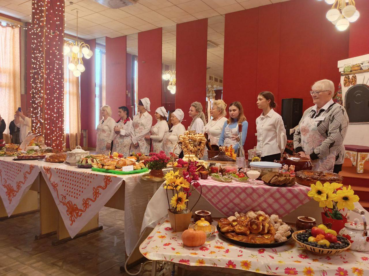 Денис Зубов: Фестиваль народной кухни. В рамках проведения мероприятий ко Дню Народного Единства в городском округе Иловайск состоялся фестиваль народной кухни, который прошел в Доме науки и техники Денис Зубов: Фестиваль народной кухни. В рамках проведения мероприятий ко Дню Народного Единства в городском округе Иловайск состоялся фестиваль народной кухни, который прошел в Доме науки и техники