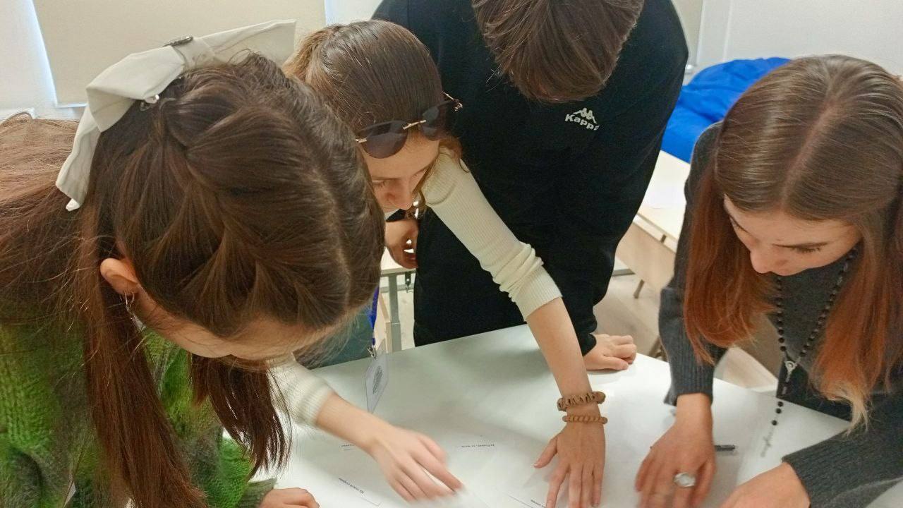 Сила — в единстве! В преддверии Дня народного единства в Донецком республиканском краеведческом музее для школьников Республики прошло патриотическое мероприятие «Мы разные, но мы вместе» Сила — в единстве! В преддверии Дня народного единства в Донецком республиканском краеведческом музее для школьников Республики прошло патриотическое мероприятие «Мы разные, но мы вместе»