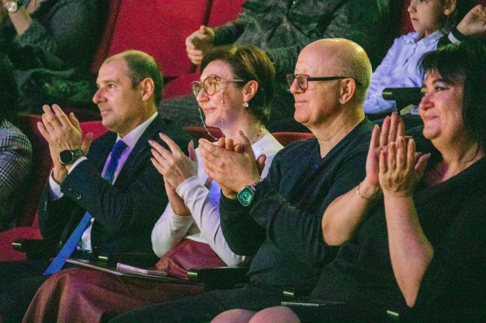 Антон Кольцов: Ко Дню народного единства провели торжественное собрание и праздничный концерт – за добросовестный труд и ответственное отношение к работе отметили сотрудников структурных подразделений Администрации... Антон Кольцов: Ко Дню народного единства провели торжественное собрание и праздничный концерт – за добросовестный труд и ответственное отношение к работе отметили сотрудников структурных подразделений Администрации...