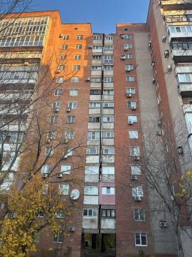 На пр. Ильича, 26 с верхнего этажа падают кирпичи