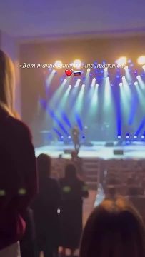 Певец Akmal' выступил в Донецке, где принял от фанатки подарок в пакете в цветах российского флага внутри которого был флаг ДНР