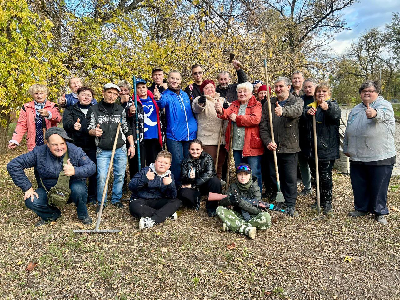 Семейный субботник в рамках акции "Россия - семья семей!" Семейный субботник в рамках акции "Россия - семья семей!"