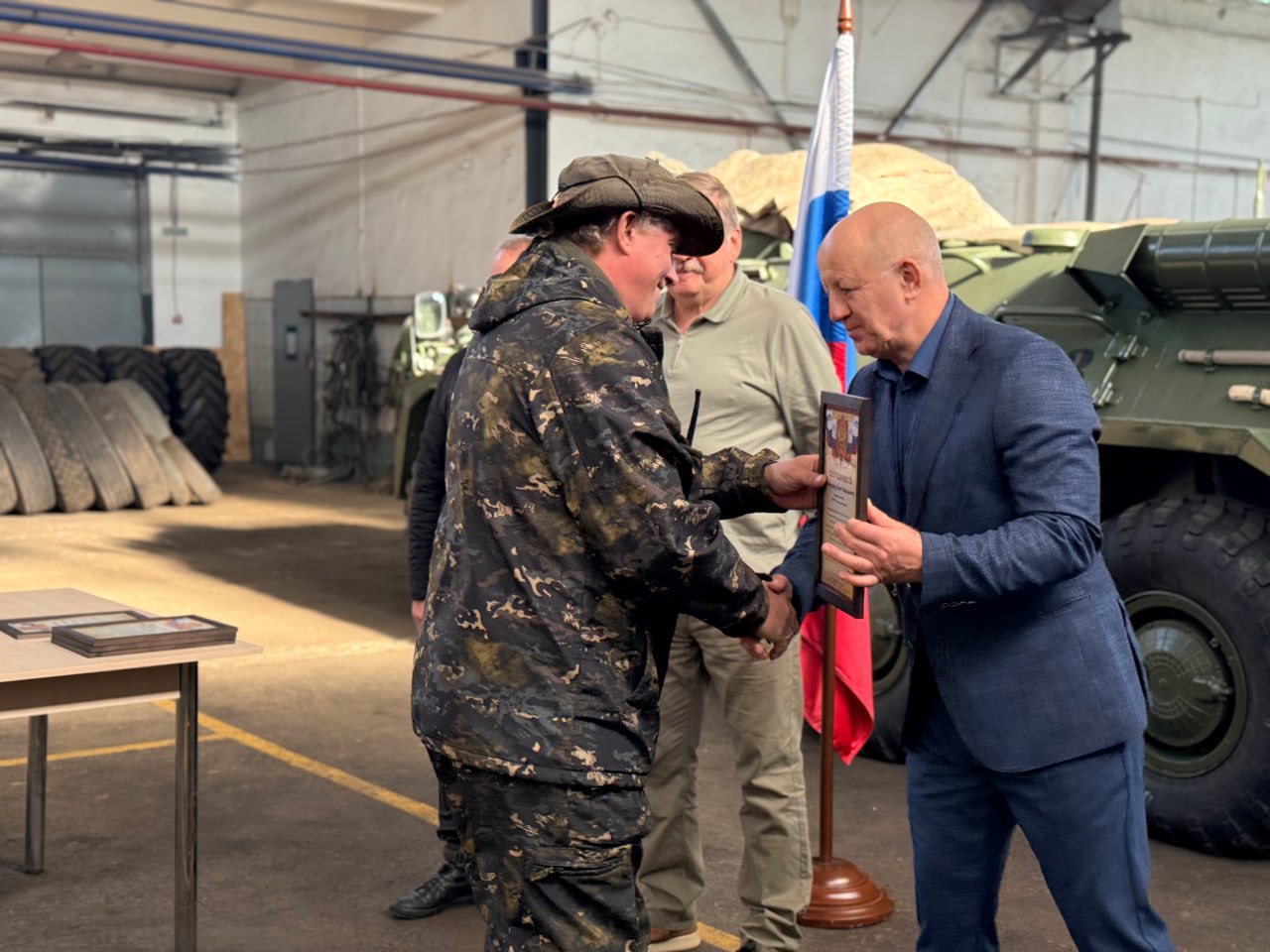 Руководитель Представительства Санкт-Петербурга в Мариуполе Олег Моргун вручил благодарственные письма специалистам из Северной столицы Руководитель Представительства Санкт-Петербурга в Мариуполе Олег Моргун вручил благодарственные письма специалистам из Северной столицы