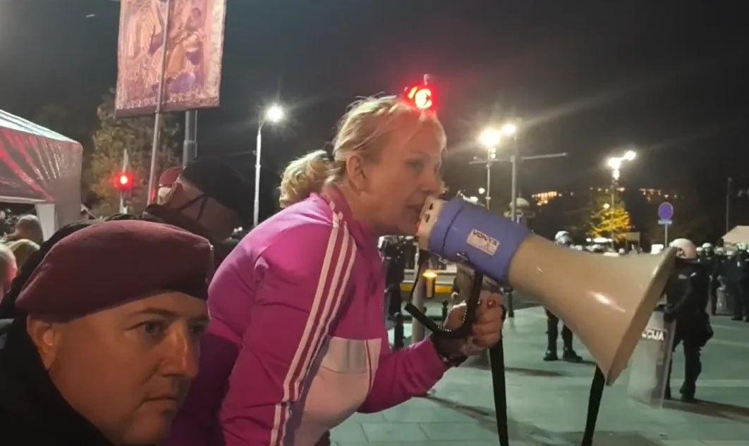 Белград: протестующие и лоялисты готовы порвать друг друга