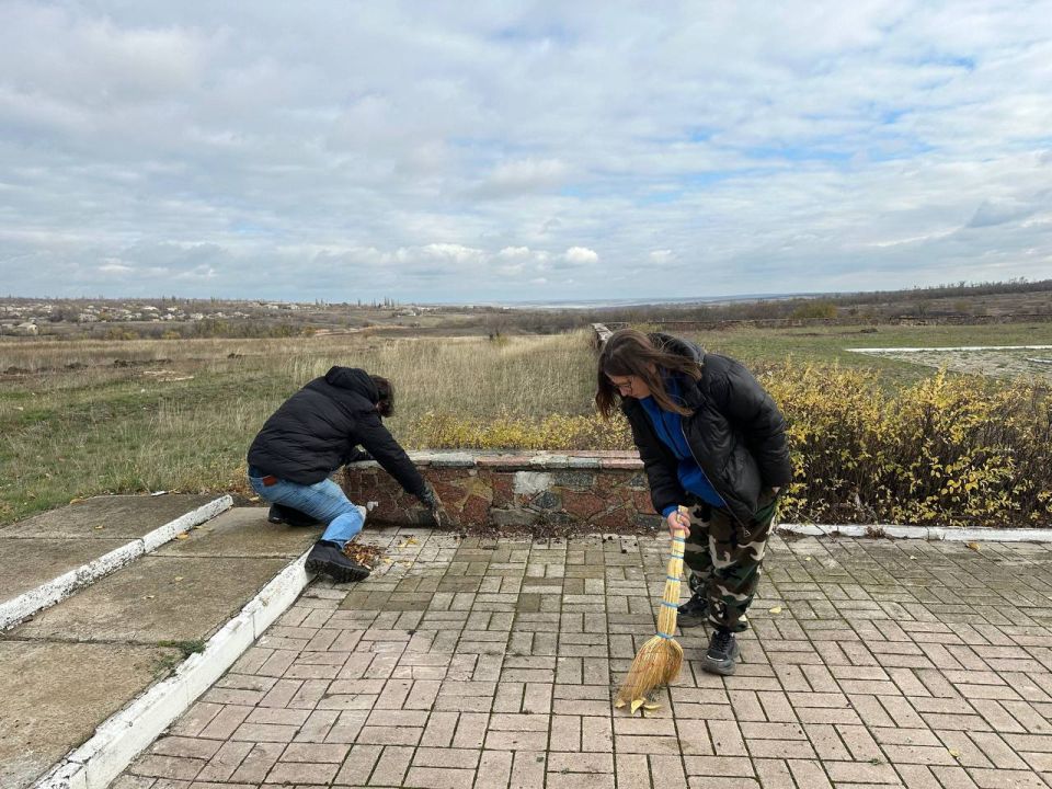 Денис Зубов: Субботник от волонтеров. Волонтеры центра «Дома Народного Единства» шеф-региона Нижегородской области провели продуктивные выходные в Иловайске Денис Зубов: Субботник от волонтеров. Волонтеры центра «Дома Народного Единства» шеф-региона Нижегородской области провели продуктивные выходные в Иловайске