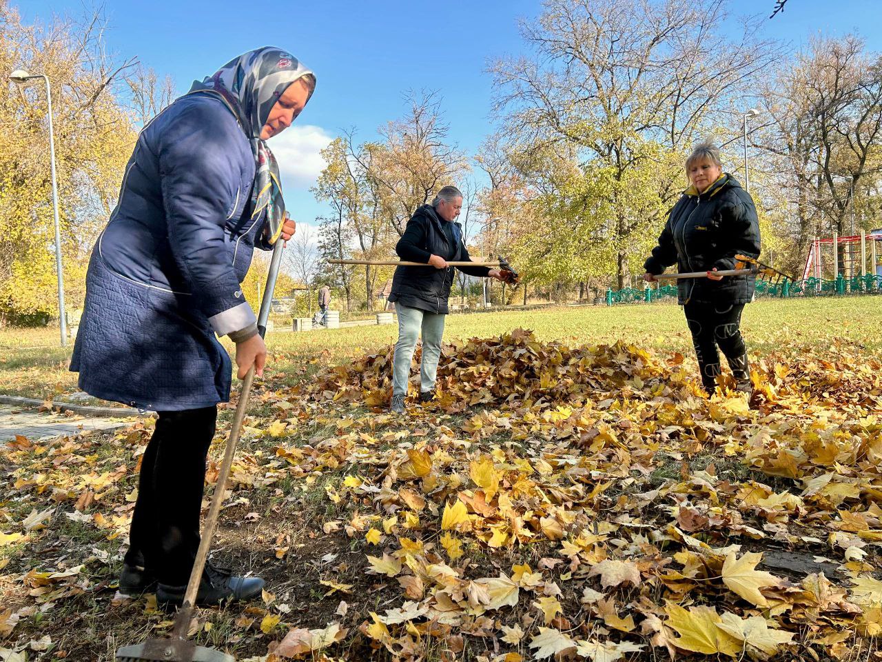 Семейный субботник в рамках акции "Россия - семья семей!" Семейный субботник в рамках акции "Россия - семья семей!"