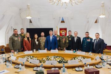 Михаил Онуфриенко: Участники СВО вручили Леониду Слуцкому почётный знак