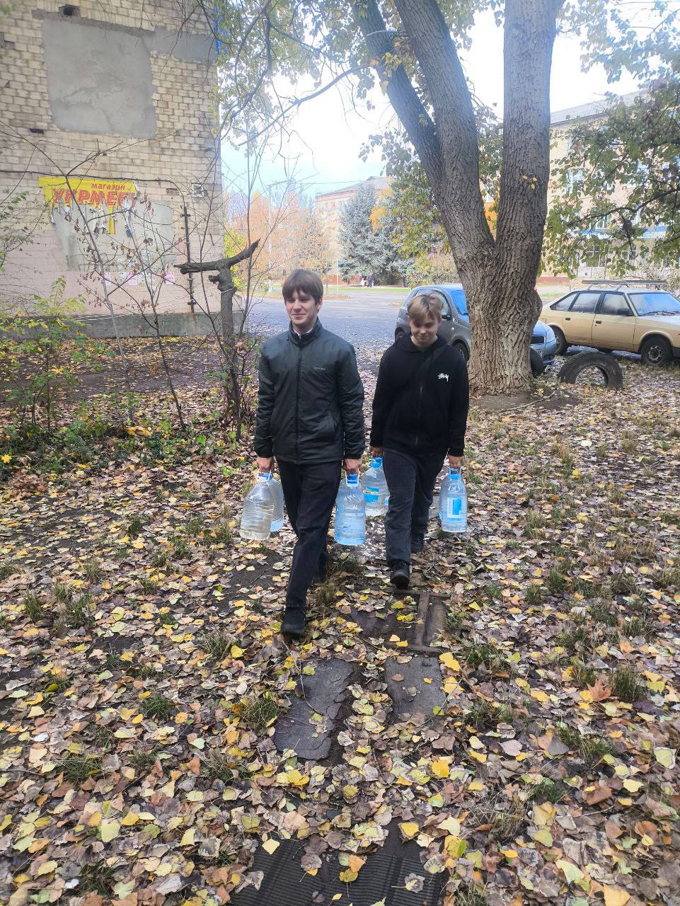 Волонтеры Горловки приняли участие во Всероссийской акции «Россия – семья семей», осуществив доставку воды пожилым людям Волонтеры Горловки приняли участие во Всероссийской акции «Россия – семья семей», осуществив доставку воды пожилым людям