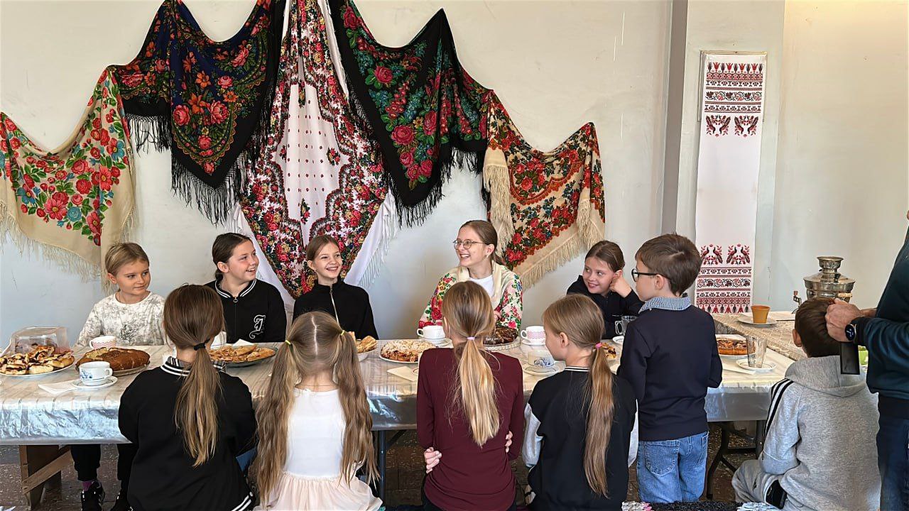 Пир на весь мир. На пир к детям Златоустовки с поздравлениями пришёл депутат первого созыва Волновахского МО Иван Разумный Пир на весь мир. На пир к детям Златоустовки с поздравлениями пришёл депутат первого созыва Волновахского МО Иван Разумный