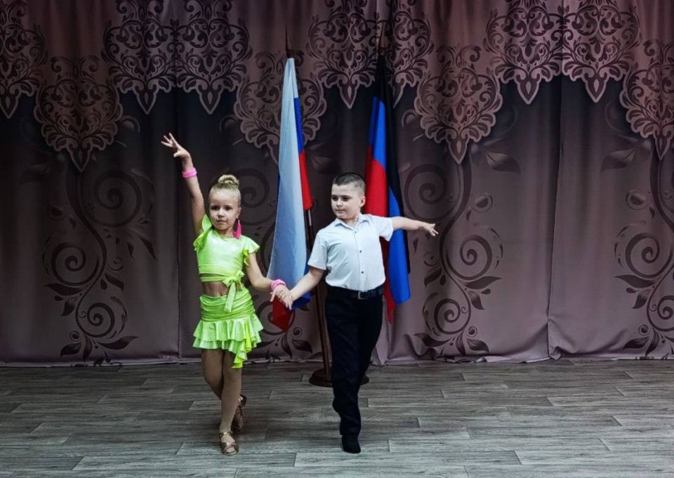 В Ждановке состоялся праздничный концерт ко Дню народного единства В Ждановке состоялся праздничный концерт ко Дню народного единства