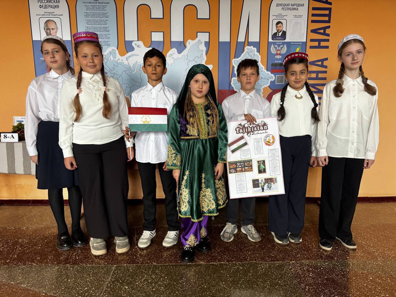 День народного единства. Ежегодно 4 ноября наша страна отмечает День народного единства. Более 190 народов и народностей, проживающих на территории Российской Федерации, объединяет общая история, память и верность традициям День народного единства. Ежегодно 4 ноября наша страна отмечает День народного единства. Более 190 народов и народностей, проживающих на территории Российской Федерации, объединяет общая история, память и верность традициям