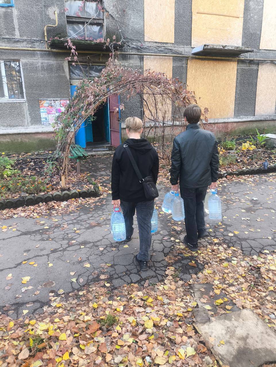 Волонтеры Горловки приняли участие во Всероссийской акции «Россия – семья семей», осуществив доставку воды пожилым людям Волонтеры Горловки приняли участие во Всероссийской акции «Россия – семья семей», осуществив доставку воды пожилым людям