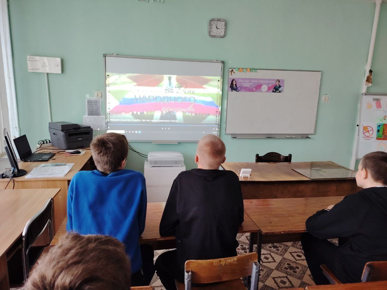 В единстве наша сила. В 1612 году народное ополчение под предводительством Кузьмы Минина и Дмитрия Пожарского освободило Москву от интервентов В единстве наша сила. В 1612 году народное ополчение под предводительством Кузьмы Минина и Дмитрия Пожарского освободило Москву от интервентов