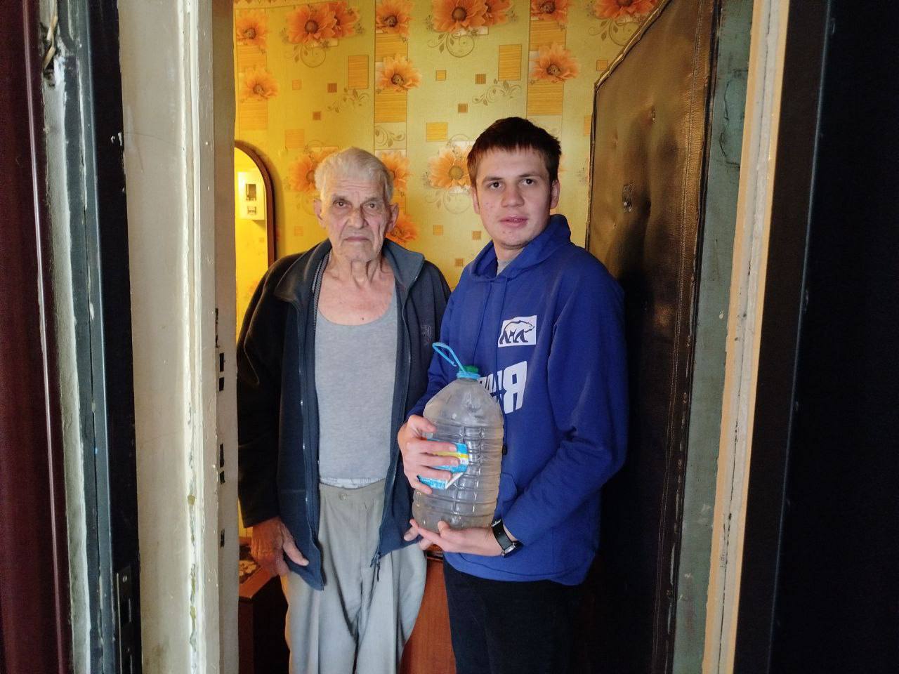 Волонтеры Горловки приняли участие во Всероссийской акции «Россия – семья семей», осуществив доставку воды пожилым людям Волонтеры Горловки приняли участие во Всероссийской акции «Россия – семья семей», осуществив доставку воды пожилым людям