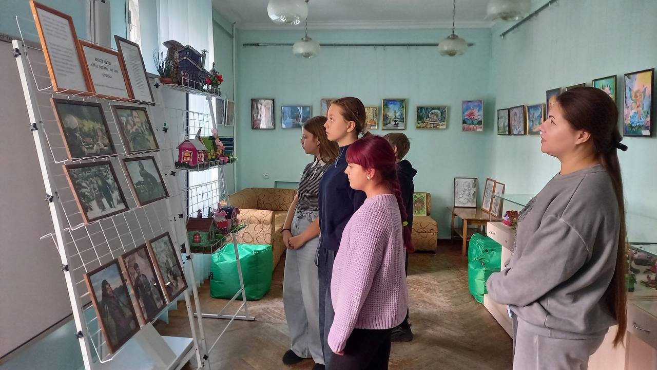 В МБУ «Музей истории города Харцызска» открылась выставка ко Дню единства из фондов музея «Мы разные, но мы едины» В МБУ «Музей истории города Харцызска» открылась выставка ко Дню единства из фондов музея «Мы разные, но мы едины»