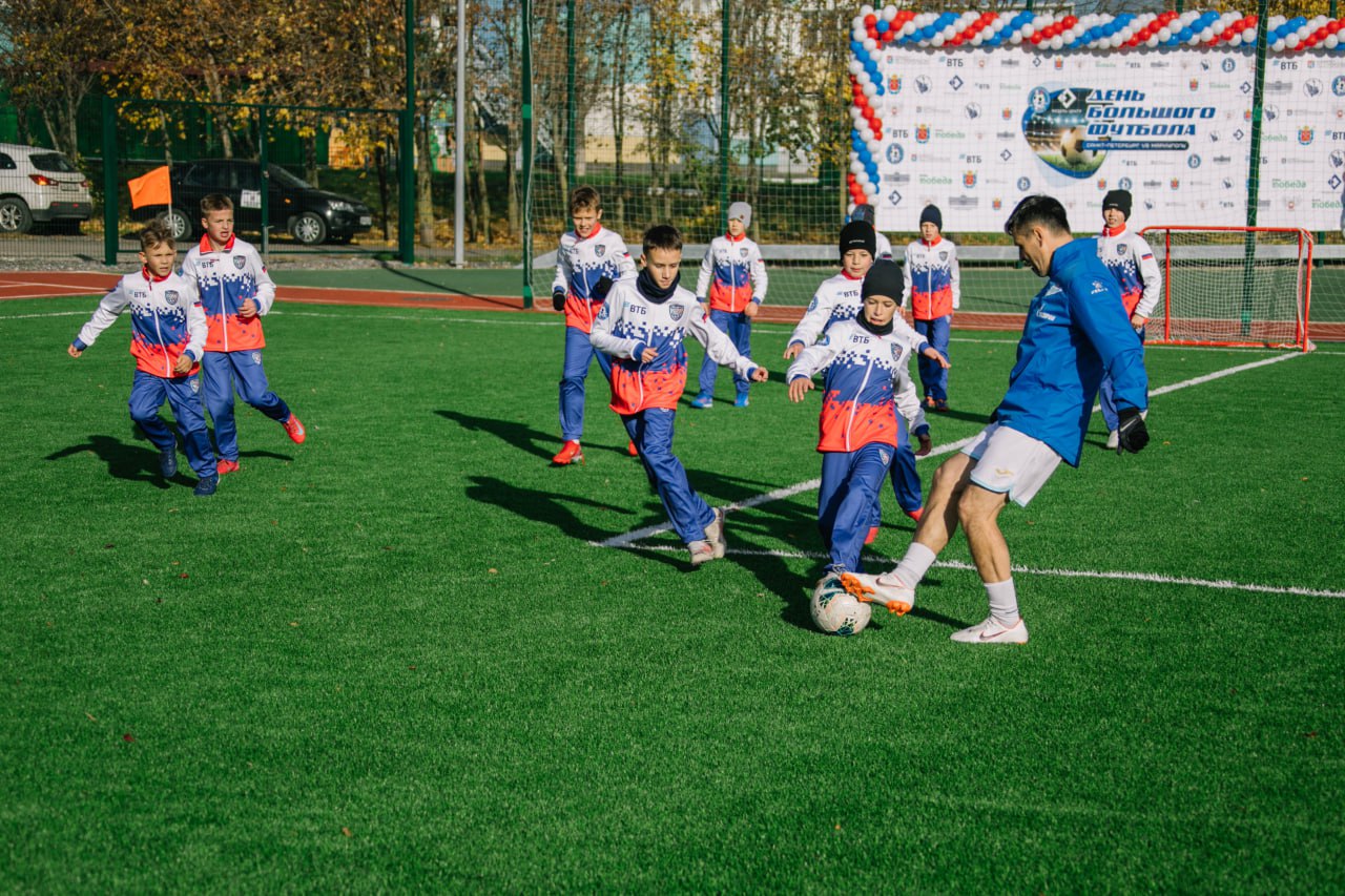 Антон Кольцов: Добрые традиции остаются неизменными - в День народного единства провели футбольный товарищеский матч между сборными командами ветеранов Санкт-Петербурга и Мариуполя Антон Кольцов: Добрые традиции остаются неизменными - в День народного единства провели футбольный товарищеский матч между сборными командами ветеранов Санкт-Петербурга и Мариуполя