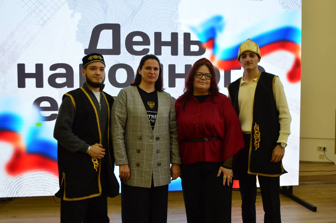 Гигантский флаг, этнографический диктант и вручение паспортов: Как в ДНР отметили День народного единства Гигантский флаг, этнографический диктант и вручение паспортов: Как в ДНР отметили День народного единства