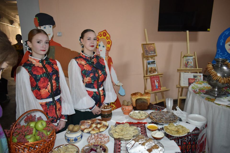 В Амвросиевке отметили День Народного Единства В Амвросиевке отметили День Народного Единства