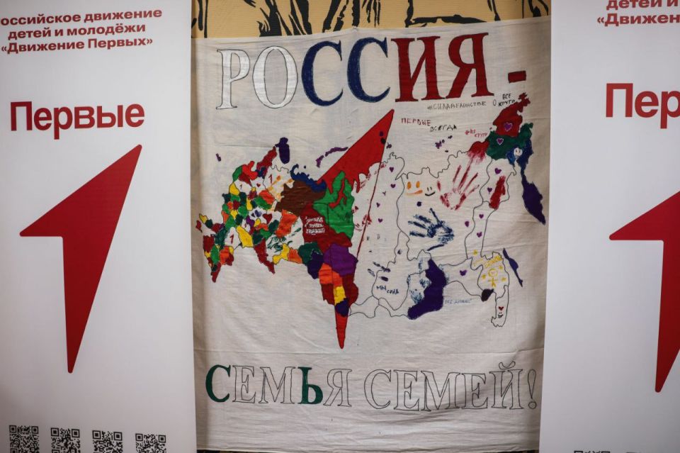 Владислав Ключаров: Макеевские ребята, вооружившись красками, кистями и вдохновением, превратили пространство «Точки» в настоящую творческую мастерскую Владислав Ключаров: Макеевские ребята, вооружившись красками, кистями и вдохновением, превратили пространство «Точки» в настоящую творческую мастерскую