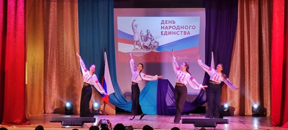 В Урзуфском сельском Доме культуры состоялся большой праздничный концерт «Народов дружная страна», посвященный Дню народного единства В Урзуфском сельском Доме культуры состоялся большой праздничный концерт «Народов дружная страна», посвященный Дню народного единства