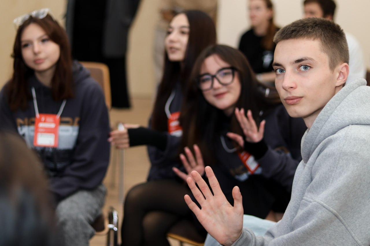 "Источник патриотизма и света": молодежь ДНР отметила День народного единства праздничными гуляниями "Источник патриотизма и света": молодежь ДНР отметила День народного единства праздничными гуляниями