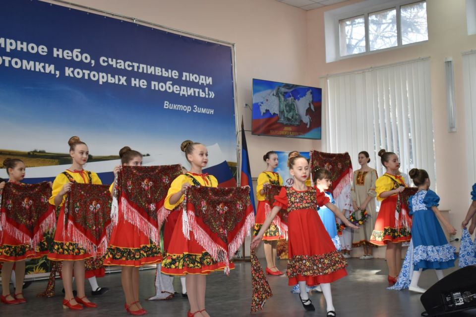 В Амвросиевке отметили День Народного Единства В Амвросиевке отметили День Народного Единства