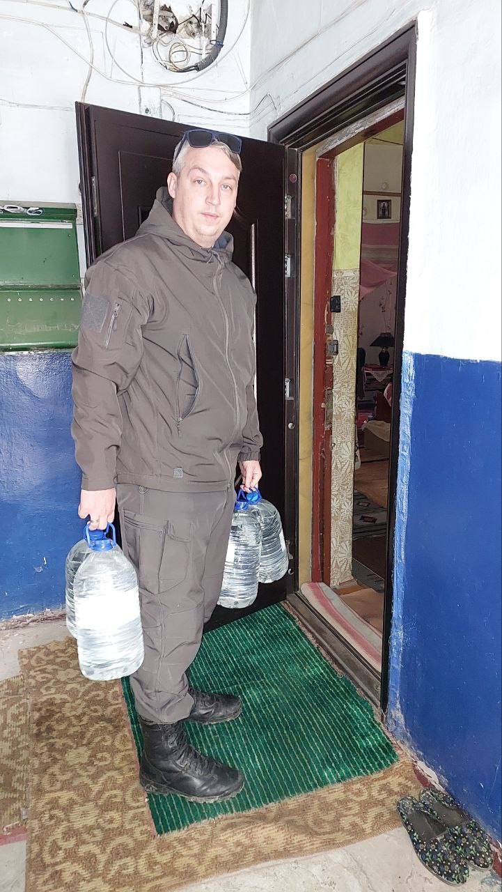 Волонтеры Горловки приняли участие во Всероссийской акции «Россия – семья семей», осуществив доставку воды пожилым людям Волонтеры Горловки приняли участие во Всероссийской акции «Россия – семья семей», осуществив доставку воды пожилым людям