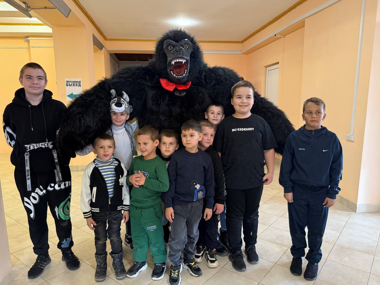 В Гранитненском сельском доме культуры для местной детворы провели осенний маскарад, конкурсную программу с участием персонажей - гориллой и проделками злобной ведьмочки В Гранитненском сельском доме культуры для местной детворы провели осенний маскарад, конкурсную программу с участием персонажей - гориллой и проделками злобной ведьмочки