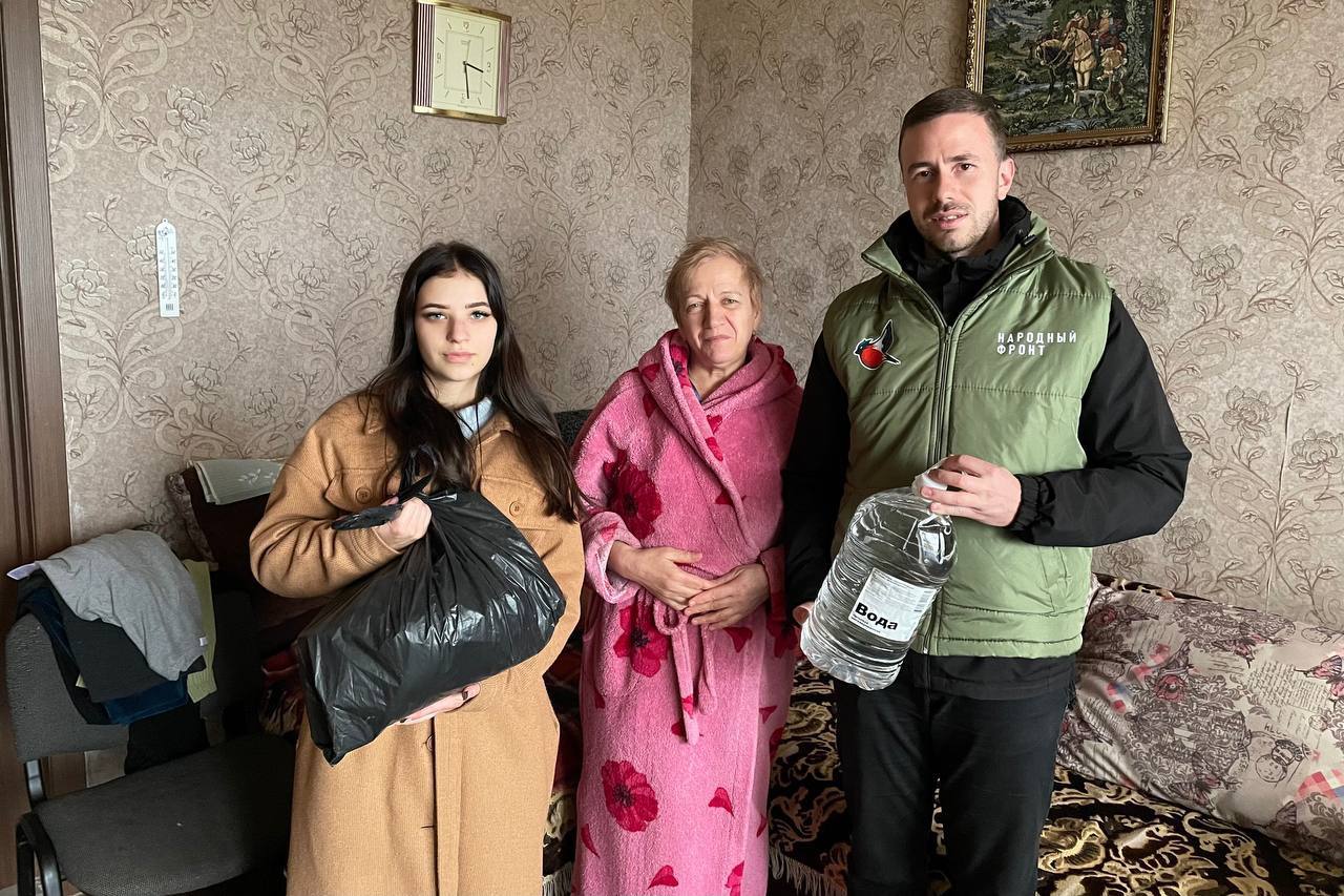 В рамках Всероссийской акции «Россия - семья семей» отдел по делам молодёжи и спорта совместно с Молодёжкой Народного фронта организовали адресную доставку гуманитарной помощи пожилым людям и инвалидам, в виде питьевой воды... В рамках Всероссийской акции «Россия - семья семей» отдел по делам молодёжи и спорта совместно с Молодёжкой Народного фронта организовали адресную доставку гуманитарной помощи пожилым людям и инвалидам, в виде питьевой воды...