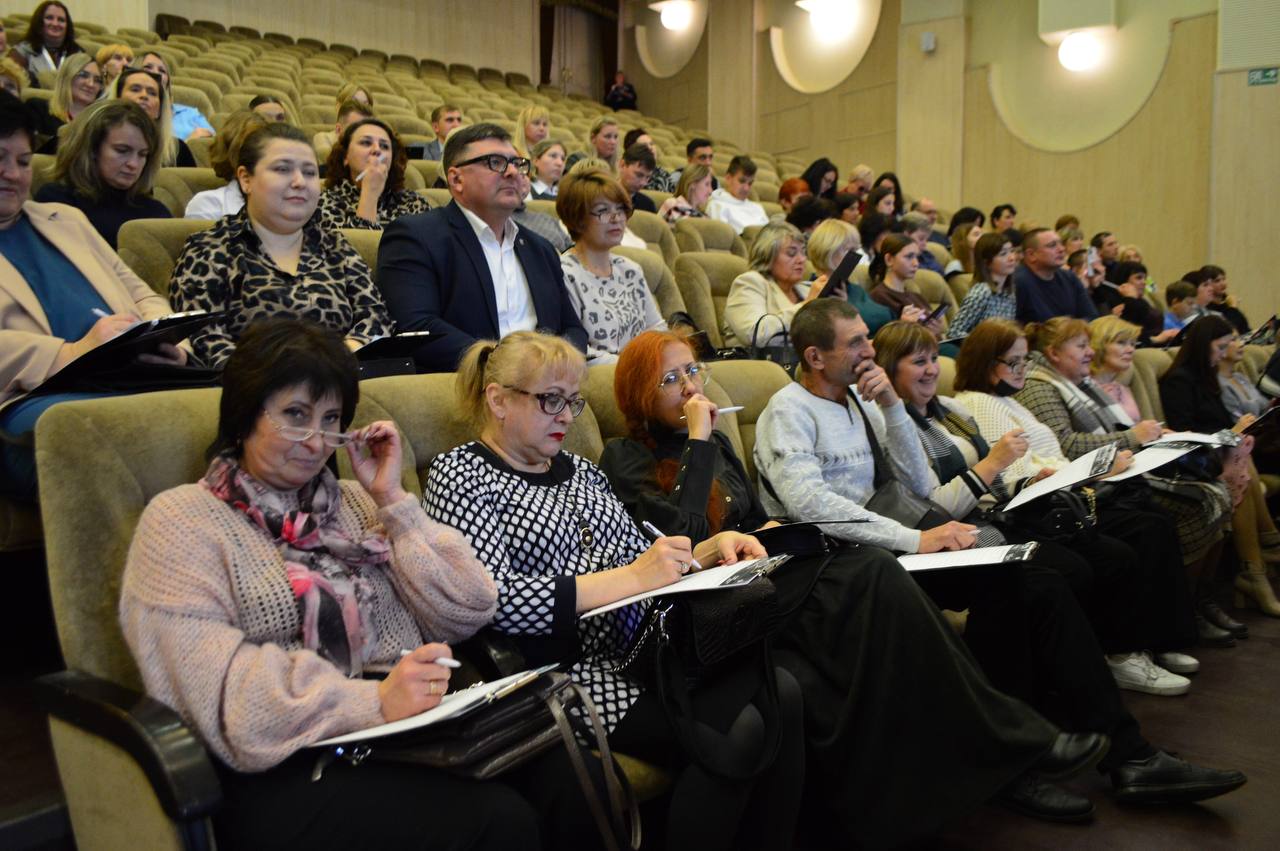 Гигантский флаг, этнографический диктант и вручение паспортов: Как в ДНР отметили День народного единства Гигантский флаг, этнографический диктант и вручение паспортов: Как в ДНР отметили День народного единства