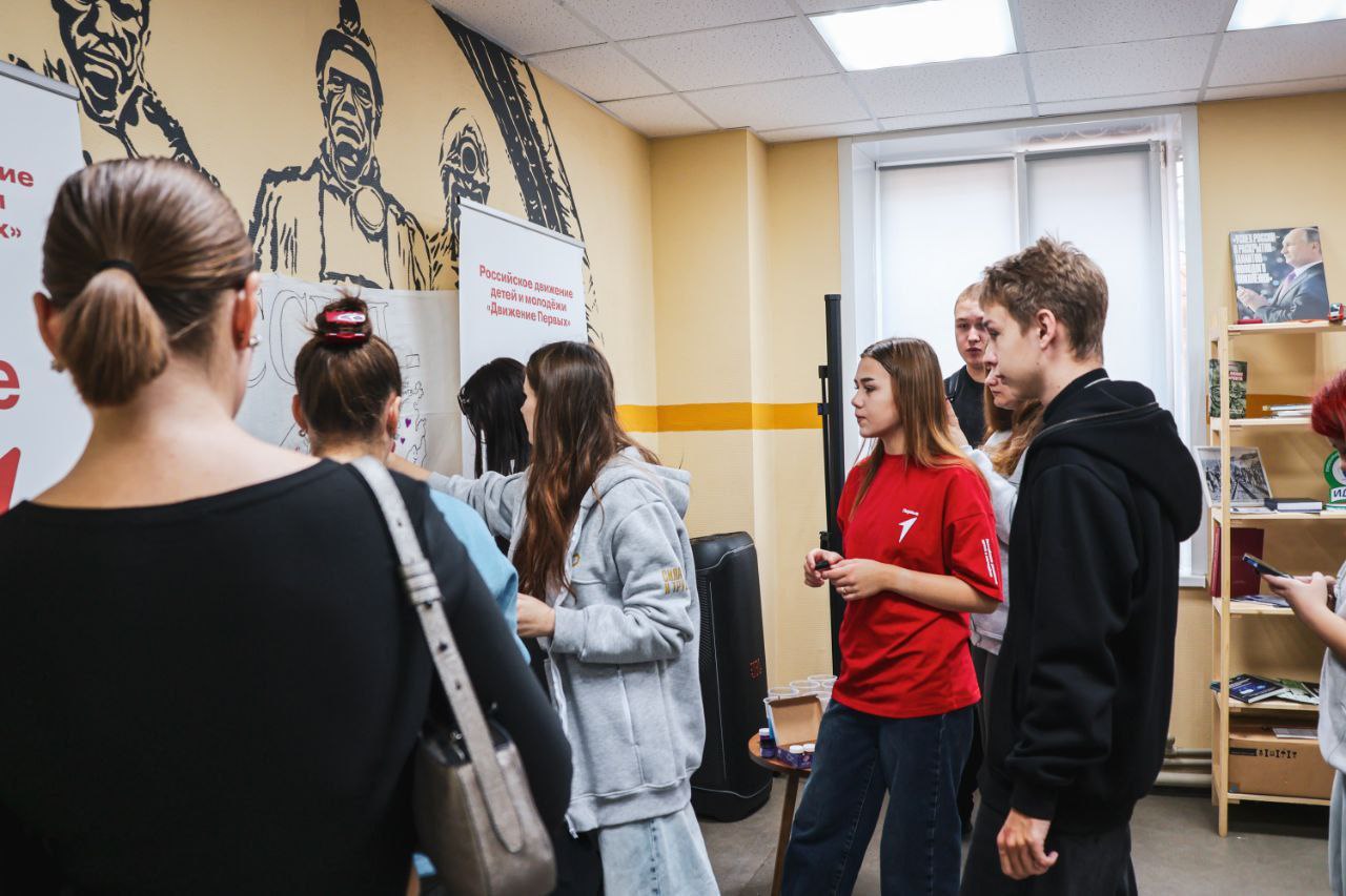 Владислав Ключаров: Макеевские ребята, вооружившись красками, кистями и вдохновением, превратили пространство «Точки» в настоящую творческую мастерскую Владислав Ключаров: Макеевские ребята, вооружившись красками, кистями и вдохновением, превратили пространство «Точки» в настоящую творческую мастерскую