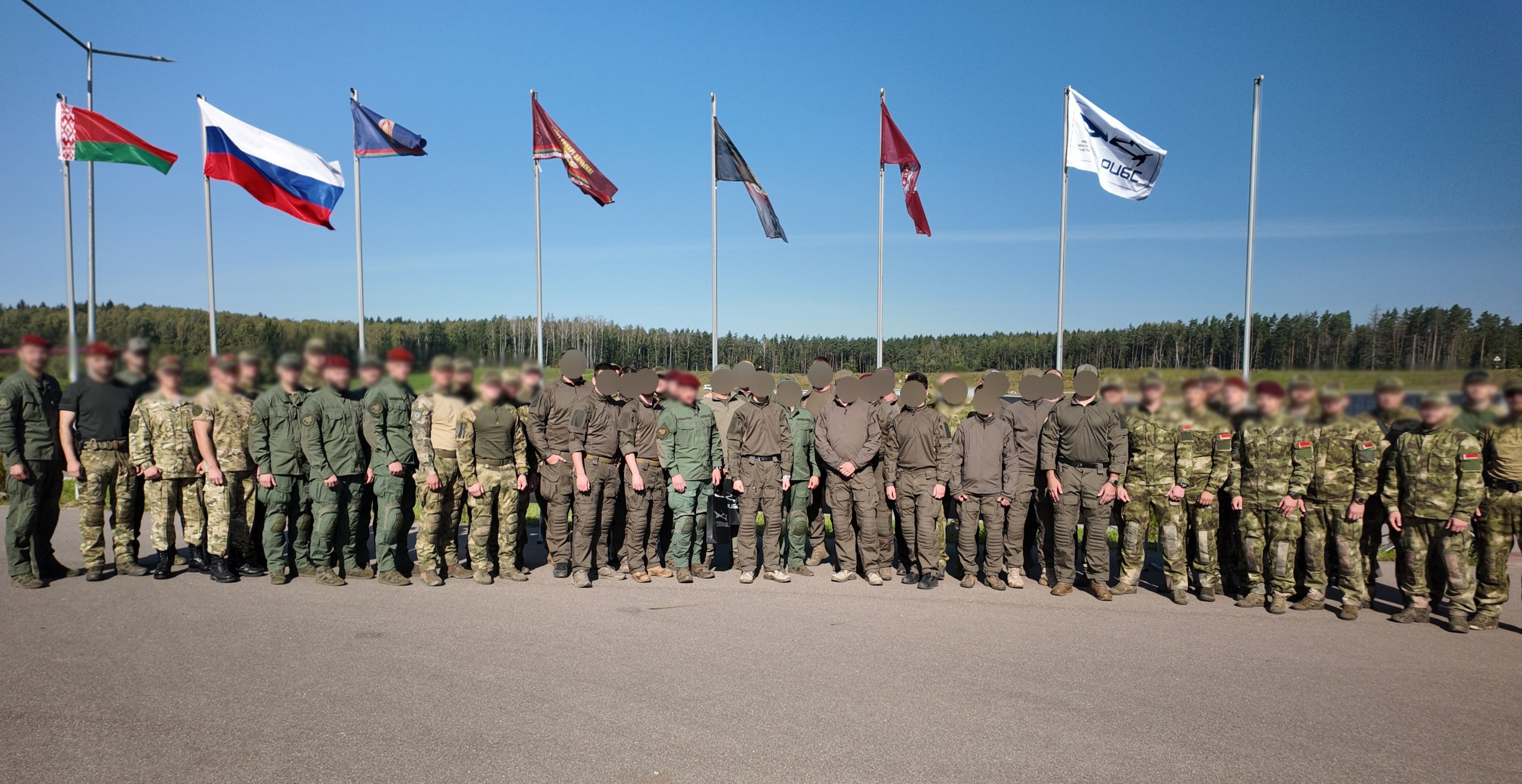 В 1612 году русские люди-разных сословий, народов и вероисповеданий-сплотились, чтобы вместе изгнать польских захватчиков и спасти Родину