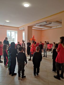 В Гранитненском сельском доме культуры для местной детворы провели осенний маскарад, конкурсную программу с участием персонажей - гориллой и проделками злобной ведьмочки