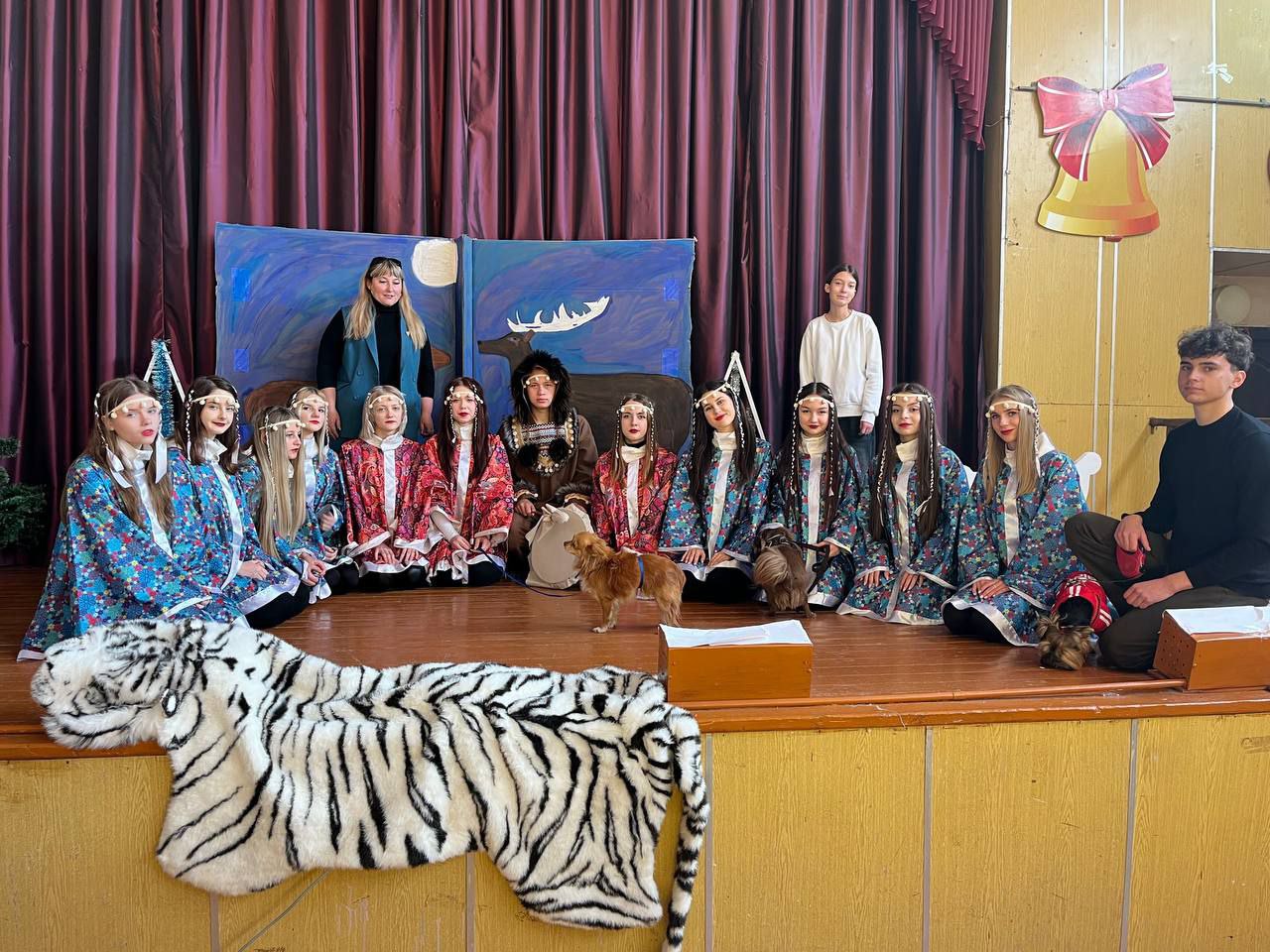 День народного единства. Ежегодно 4 ноября наша страна отмечает День народного единства. Более 190 народов и народностей, проживающих на территории Российской Федерации, объединяет общая история, память и верность традициям День народного единства. Ежегодно 4 ноября наша страна отмечает День народного единства. Более 190 народов и народностей, проживающих на территории Российской Федерации, объединяет общая история, память и верность традициям