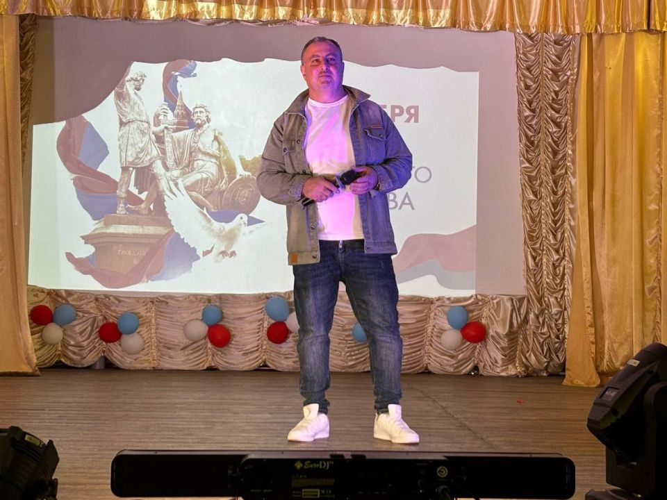 В Ялтинском Доме Культуры состоялся праздничный концерт, посвященный Дню народного единства В Ялтинском Доме Культуры состоялся праздничный концерт, посвященный Дню народного единства