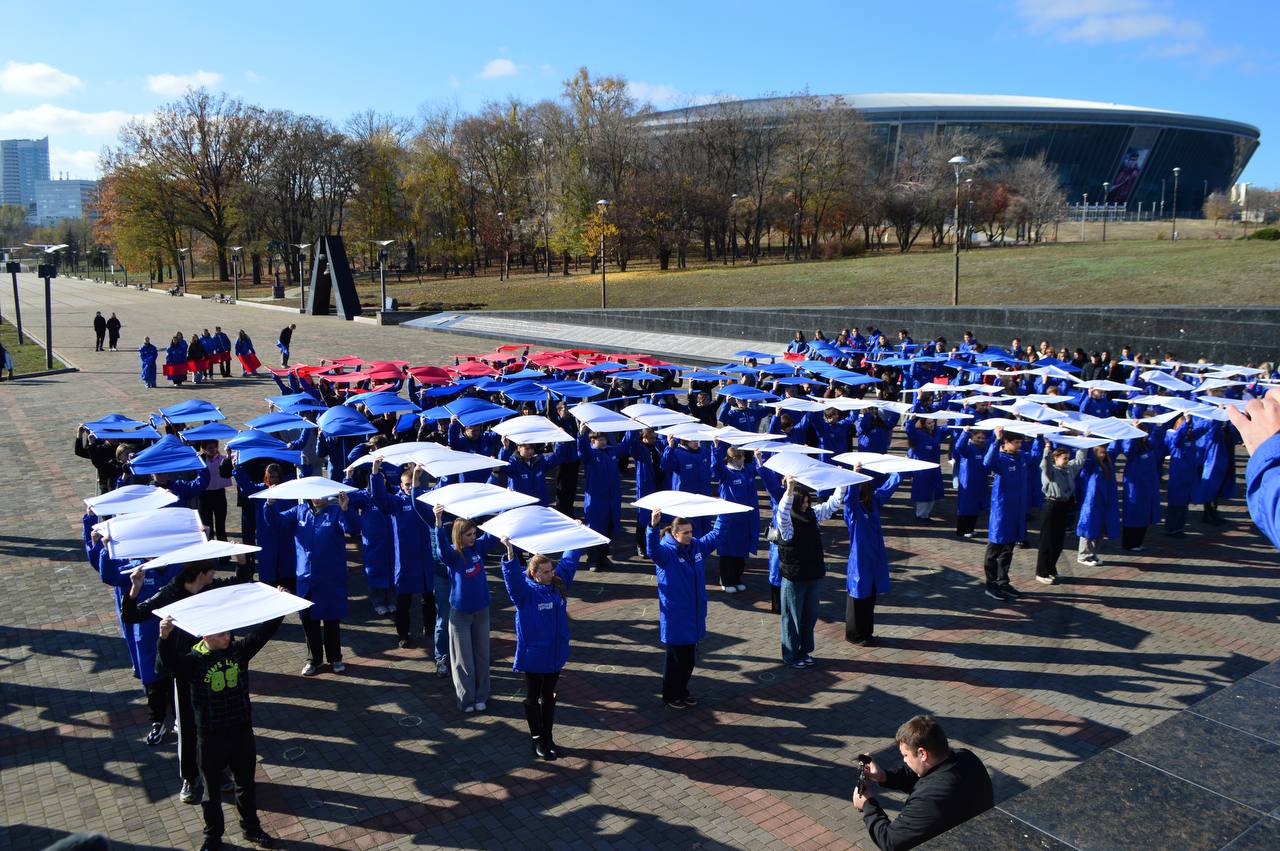 Гигантский флаг, этнографический диктант и вручение паспортов: Как в ДНР отметили День народного единства
