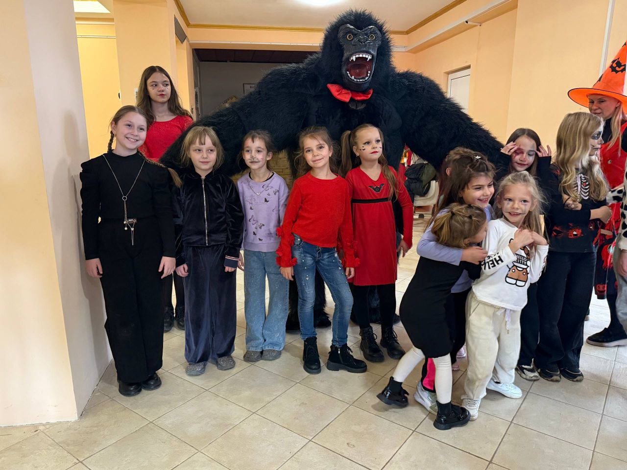 В Гранитненском сельском доме культуры для местной детворы провели осенний маскарад, конкурсную программу с участием персонажей - гориллой и проделками злобной ведьмочки В Гранитненском сельском доме культуры для местной детворы провели осенний маскарад, конкурсную программу с участием персонажей - гориллой и проделками злобной ведьмочки