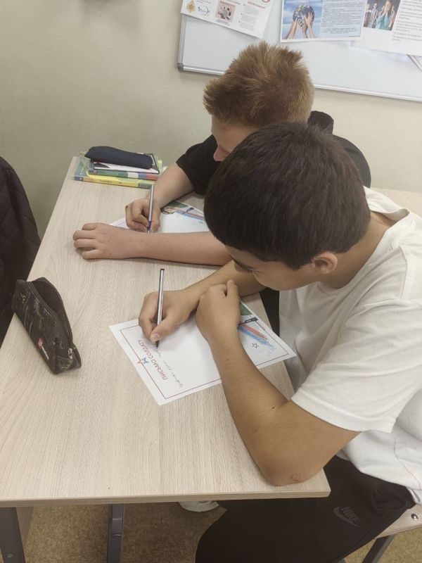 Акция «Тепло сердец» в Мангушском округе: школьники поздравили российских военнослужащих Акция «Тепло сердец» в Мангушском округе: школьники поздравили российских военнослужащих
